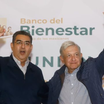 AMLO y Céspedes se reúnen con personal de la Secretaría del Bienestar