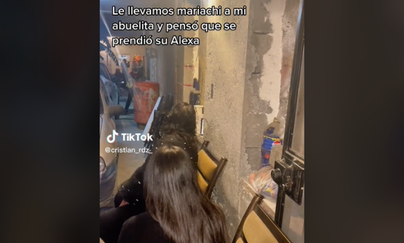 Abuelita recibe serenata y piensa que “Alexa” se equivocó