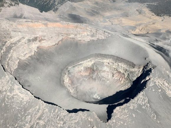 Sobrevuelo Popocatépetl Pequeño domo se observó en sobrevuelo al volcán Popocatépetl
