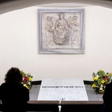 Abren al público tumba de Benedicto XVI en el Vaticano