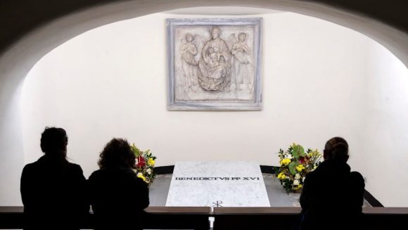Abren al público tumba de Benedicto XVI en el Vaticano