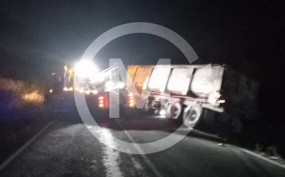 Volcadura bloqueo Izúcar Tráiler volcando cierra la Matamoros-Atencingo en la Mixteca