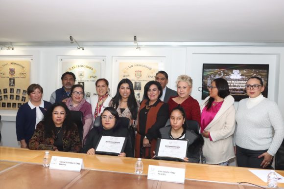 Entrega Comisión reconocimiento a dos mujeres con discapacidad por su constancia y tenacidad