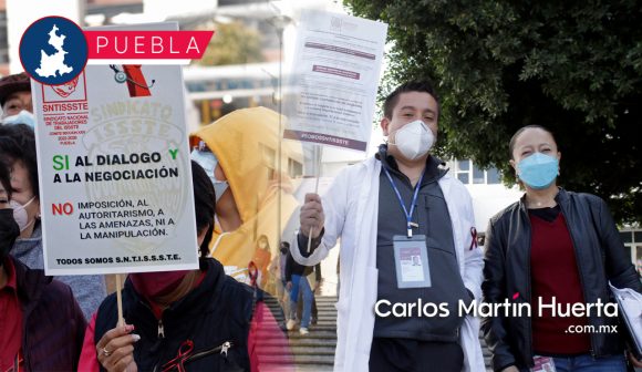 Trabajadores del ISSSTE San Manuel exigen destitución del director por maltrato