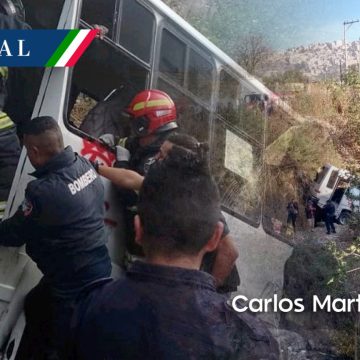 Microbús choca contra autos y se cae al barranco en Naucalpan; al menos 4 muertos