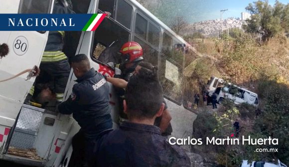 Microbús choca contra autos y se cae al barranco en Naucalpan; al menos 4 muertos