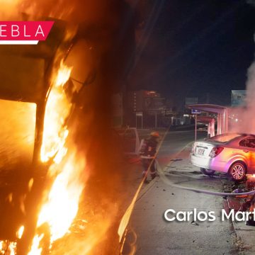 Choca contra paradero en Vía Atlixcáyotl y se incendia el coche