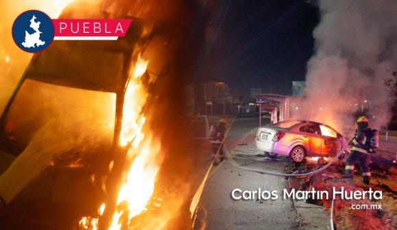 Choca contra paradero en Vía Atlixcáyotl y se incendia el coche