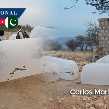 En Pakistán roban Gas natural y lo almacenan en bolsas de plástico para poder cocinar