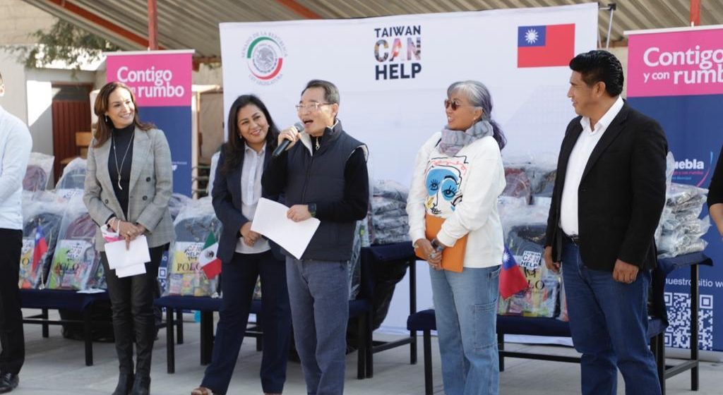 Niños de Santa Cruz Xonacatepec reciben donativo de mochilas y útiles escolares