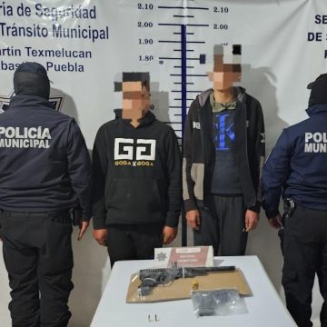 Detienen a dos menores con armas de fuego en Santa María Moyotzingo