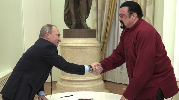 Putin condecora al actor estadunidense Steven Seagal