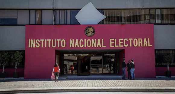 Ordenan que mujer presida INE