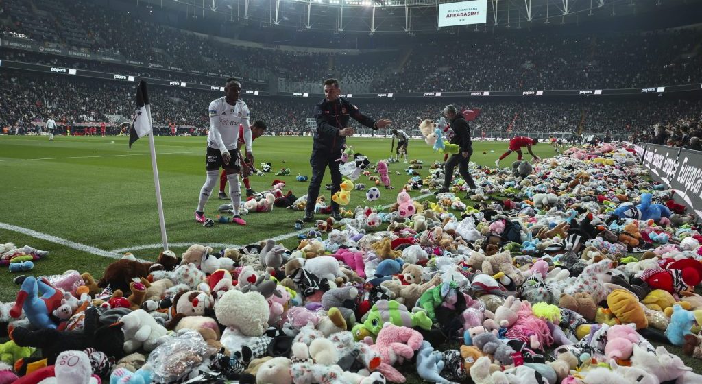 Aficionados del Besiktas lanzan peluches para niños afectados por el terremoto de Turquía