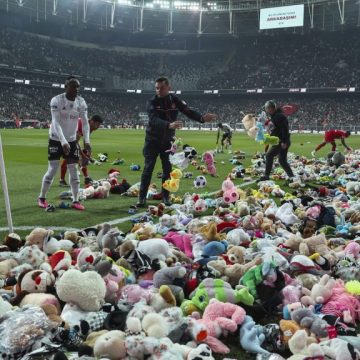 Aficionados del Besiktas lanzan peluches para niños afectados por el terremoto de Turquía