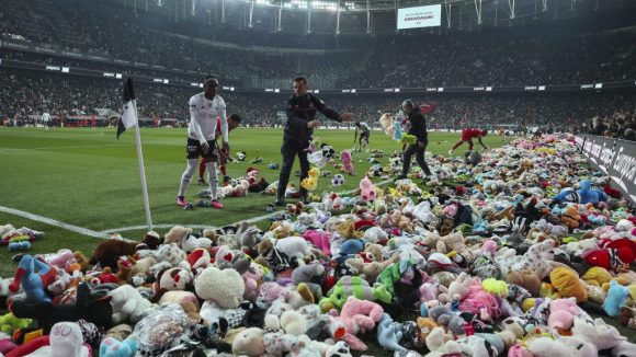 Aficionados del Besiktas lanzan peluches para niños afectados por el terremoto de Turquía