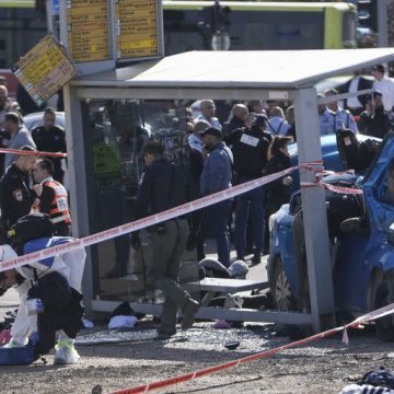 Auto arrolla a varios peatones en un parador de autobuses en Jerusalén