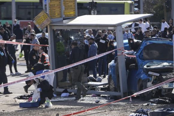Auto arrolla a varios peatones en un parador de autobuses en Jerusalén