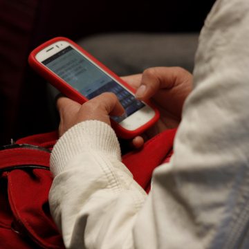 Uso prolongado del celular puede causar lesiones como tendinitis