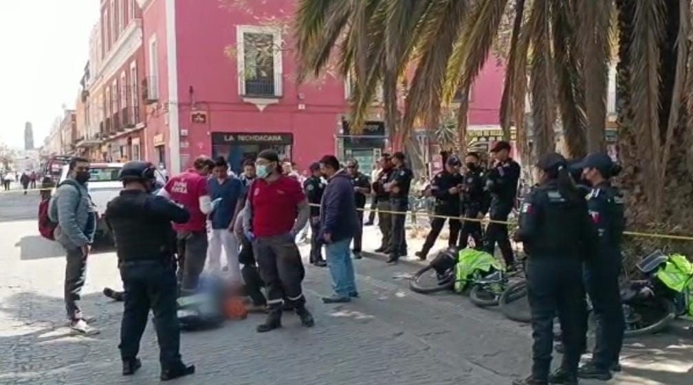 Empleado municipal cae de camioneta durante operativo contra ambulantes en Puebla