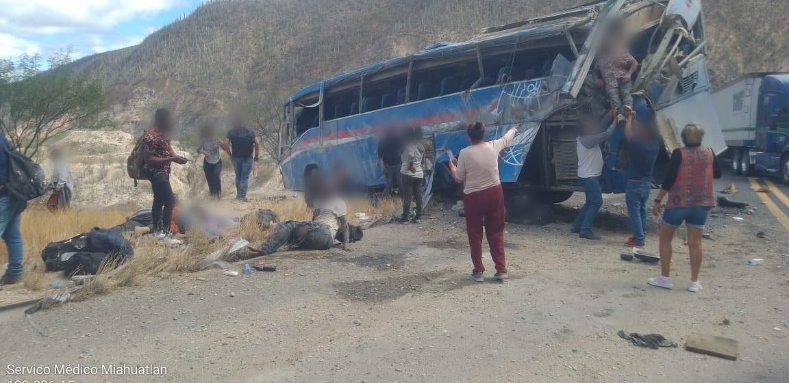 Fatal accidente deja 15 muertos y decenas de heridos en volcadura de autobús con migrantes en  Cuacnopalan