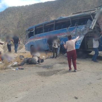 Fatal accidente deja 15 muertos y decenas de heridos en volcadura de autobús con migrantes en  Cuacnopalan