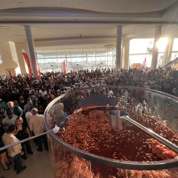 Mazatlán logra Récord Guinness con el coctel de camarón más grande del mundo