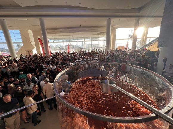 Mazatlán logra Récord Guinness con el coctel de camarón más grande del mundo