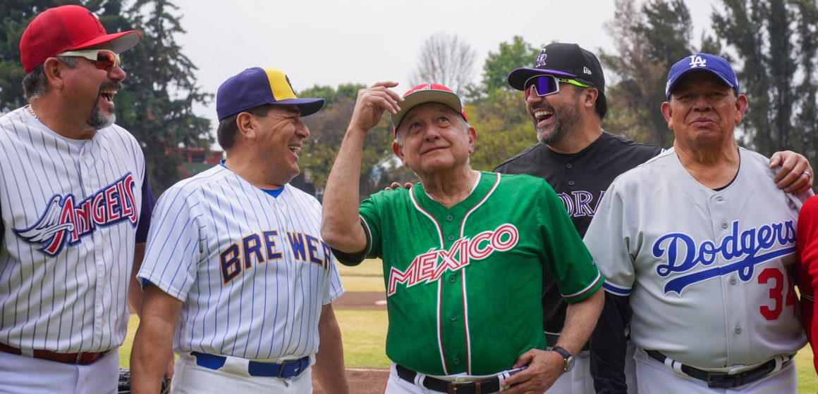 AMLO juega beisbol con “El Toro” Valenzuela y Vinicio “Vinny” Castilla