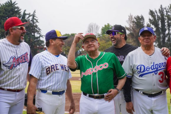 AMLO juega beisbol con “El Toro” Valenzuela y Vinicio “Vinny” Castilla
