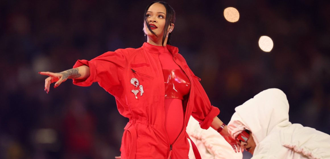 Rihanna y su escenario flotante en el show de Medio Tiempo del Super Bowl 2023