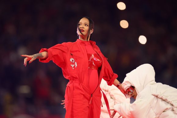 Rihanna y su escenario flotante en el show de Medio Tiempo del Super Bowl 2023