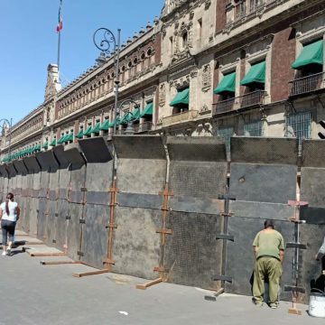 Gobierno blinda con vallas metálicas el Palacio Nacional previo a la marcha a favor del INE