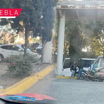 Impresionante accidente vial en la Hermanos Serdán; motociclista grave