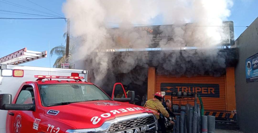 Arde ferretería en Atlixco