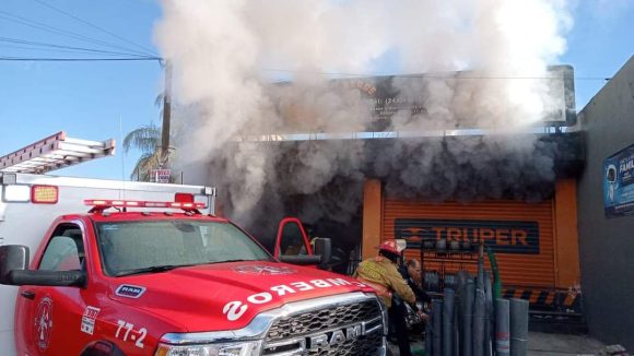 Arde ferretería en Atlixco