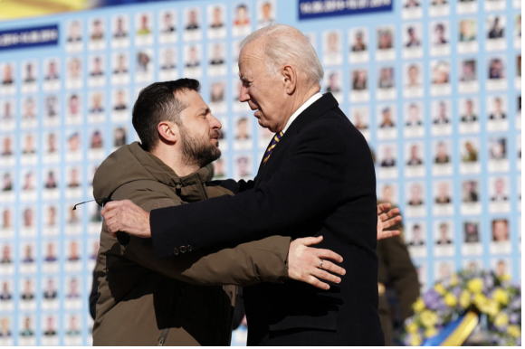 En visita sorpresa Joe Biden promete en Ucrania envío de armas