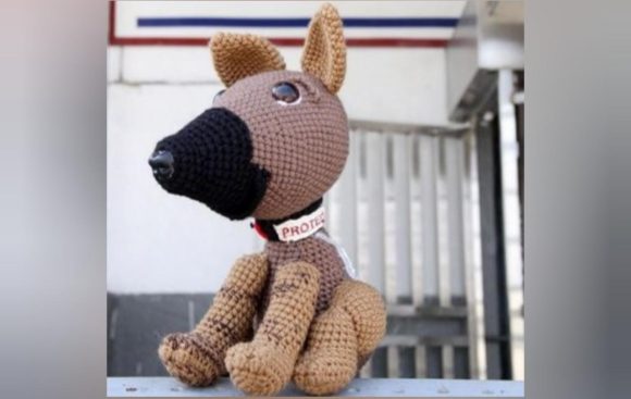 Honran a Proteo en técnica de crochet