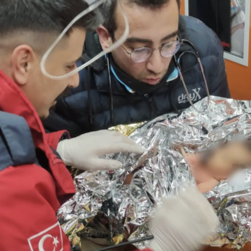 Rescatan a madre con bebé de 10 días en Turquía; 90 horas permanecieron atrapados