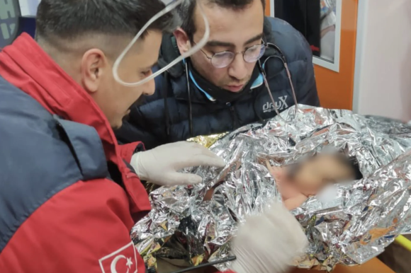 Aya, bebé que nació bajo los escombros en Siria será adoptada por su tío-abuelo
