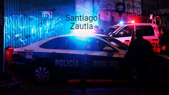 Delincuentes golpean, desarman y roban patrulla a policías de Zautla