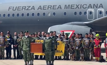 ¡Nunca te olvidaremos!, llegan restos de Proteo a México; rinden homenaje