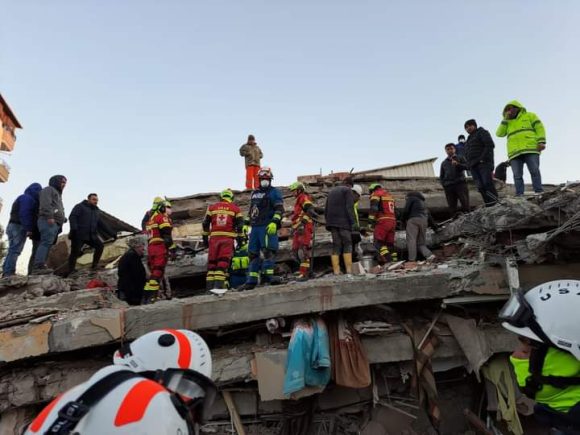 Equipo mexicano ha rescatado 3 personas con vida y 11 cuerpos en Turquía