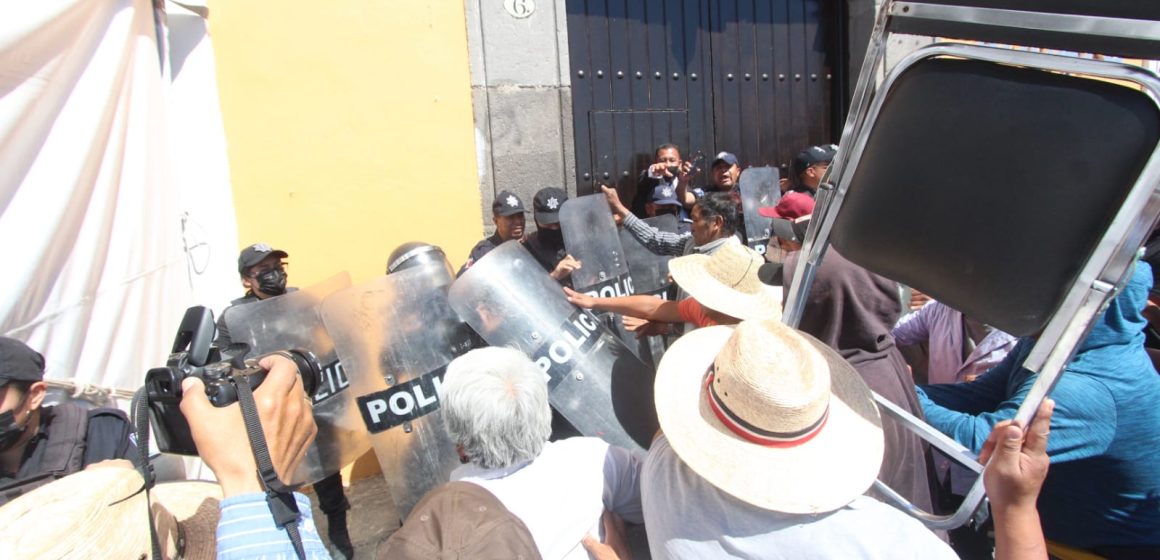 Policía sufre “traumatismo craneoencefálico severo” al ser golpeado por campesinos manifestantes
