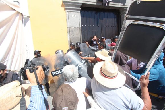 Policía sufre “traumatismo craneoencefálico severo” al ser golpeado por campesinos manifestantes