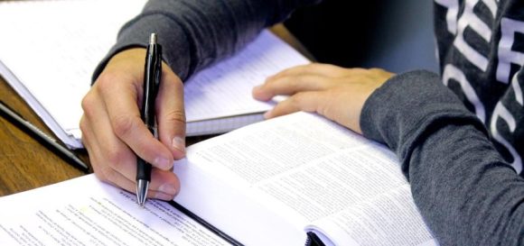 Descubren venta de tesis en la Universidad Juárez Autónoma de Tabasco; por 25 mil pesos