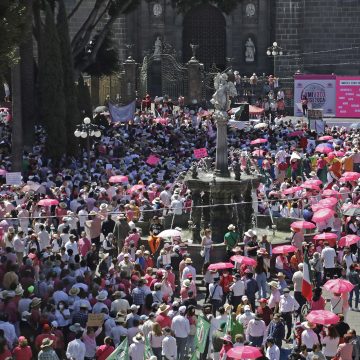 Con la consigna “El INE no se toca” cientos de poblanos marcharon en defensa del Instituto Nacional Electoral