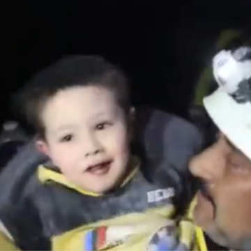 Niño sonríe mientras es rescatado de los escombros en Turquía