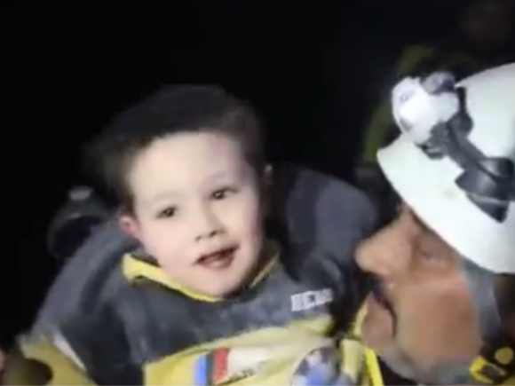 Niño sonríe mientras es rescatado de los escombros en Turquía