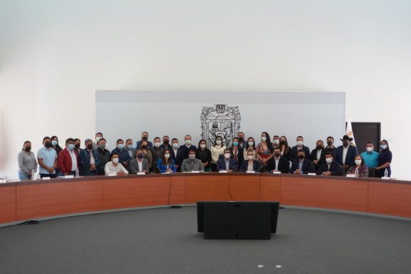 Se reúne el gobernador Céspedes Peregrina con panistas